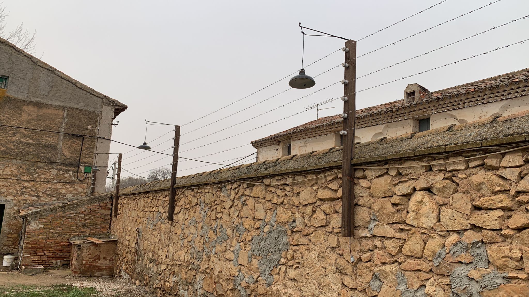 alambre de espino ficticio 30mts x rollo 8u.